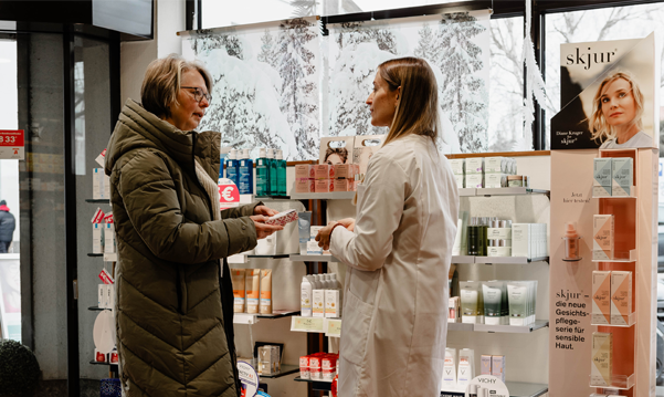 Apothekerin der Gambrinus Apotheke in St.Ingbert bedient ein modernes Analysegerät für individuelle Rezepturen, unterstreicht die Fachkompetenz und technische Ausstattung der Apotheke.